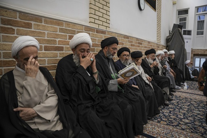 ابراز تسلیت خادمان حرم مطهر بانوی کرامت به بیت آیت‌الله شبیری زنجانی