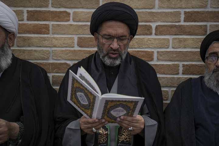 ابراز تسلیت خادمان حرم مطهر بانوی کرامت به بیت آیت‌الله شبیری زنجانی