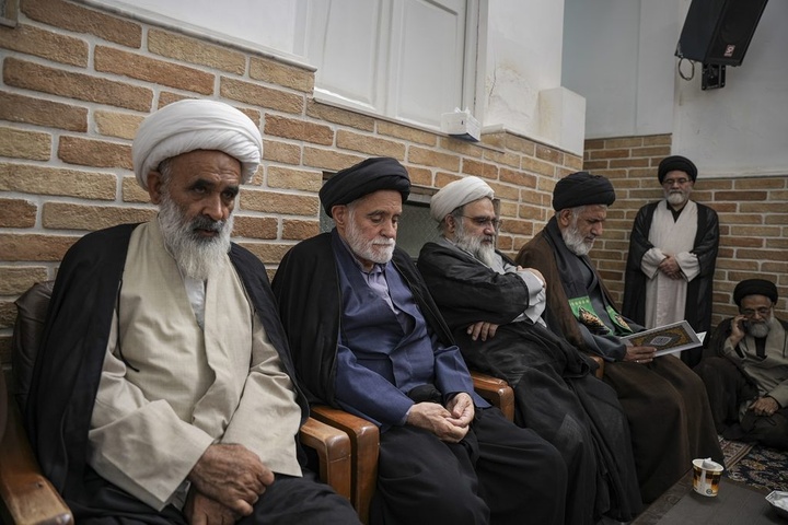ابراز تسلیت خادمان حرم مطهر بانوی کرامت به بیت آیت‌الله شبیری زنجانی