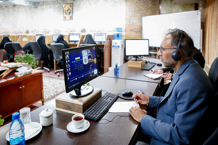 پاسخگویی تلفنی مدیر خدمات فنی و تزئینات محیطی حرم مطهر رضوی به مخاطبان سامانه ۱۳۸