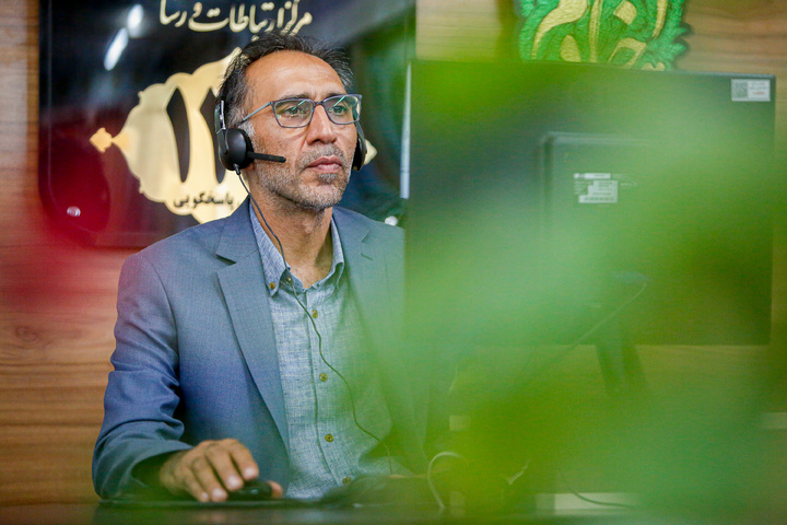 پاسخگویی تلفنی مدیر خدمات فنی و تزئینات محیطی حرم مطهر رضوی به مخاطبان سامانه ۱۳۸