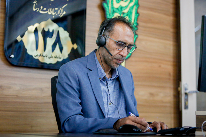 پاسخگویی تلفنی مدیر خدمات فنی و تزئینات محیطی حرم مطهر رضوی به مخاطبان سامانه ۱۳۸