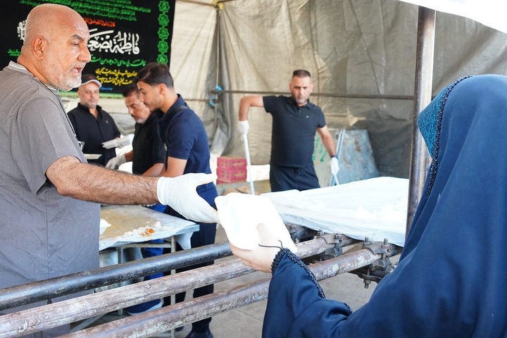 خدمت‌رسانی ۳۰ موکب ایرانی و عراقی به زائران در حرم حضرت معصومه(س)