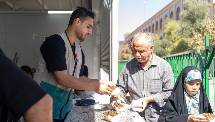 خدمت‌رسانی ۳۰ موکب ایرانی و عراقی به زائران در حرم حضرت معصومه(س)