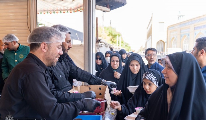 خدمت‌رسانی ۳۰ موکب ایرانی و عراقی به زائران در حرم حضرت معصومه(س)