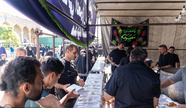 خدمت‌رسانی ۳۰ موکب ایرانی و عراقی به زائران در حرم حضرت معصومه(س)