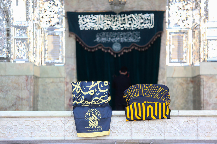 اهتزاز پرچم عزای رحلت حضرت فاطمه معصومه(س) بر فراز گنبد مطهر حرم بانوی کرامت