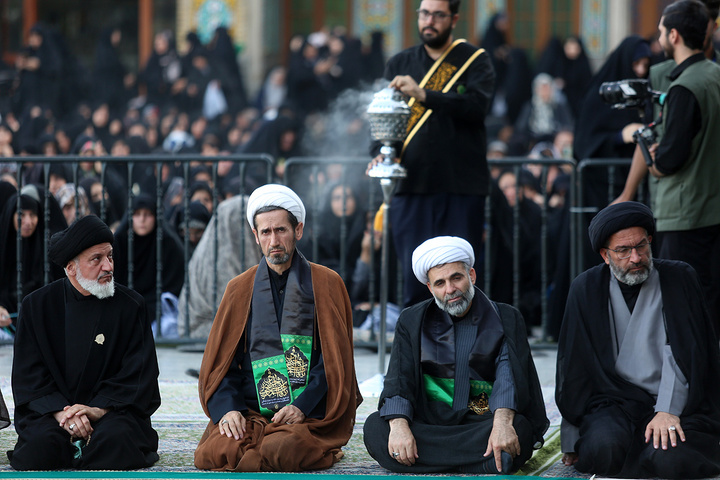 اهتزاز پرچم عزای رحلت حضرت فاطمه معصومه(س) بر فراز گنبد مطهر حرم بانوی کرامت