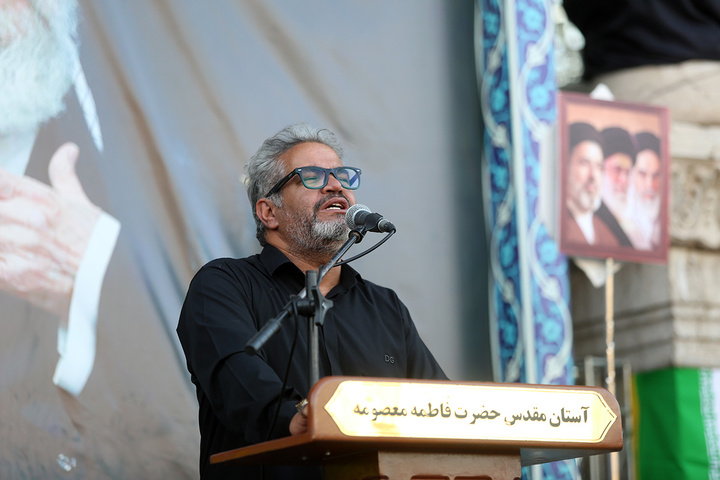 اهتزاز پرچم عزای رحلت حضرت فاطمه معصومه(س) بر فراز گنبد مطهر حرم بانوی کرامت