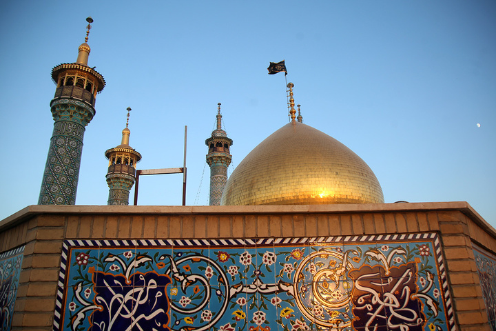 اهتزاز پرچم عزای رحلت حضرت فاطمه معصومه(س) بر فراز گنبد مطهر حرم بانوی کرامت