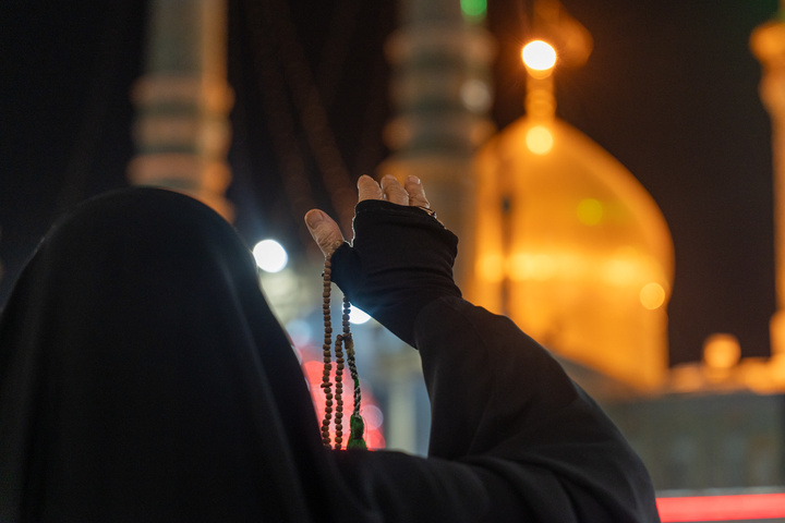 حال‌وهوای معنوی و شورانگیز حرم بانوی کرامت در شب رحلت آن حضرت