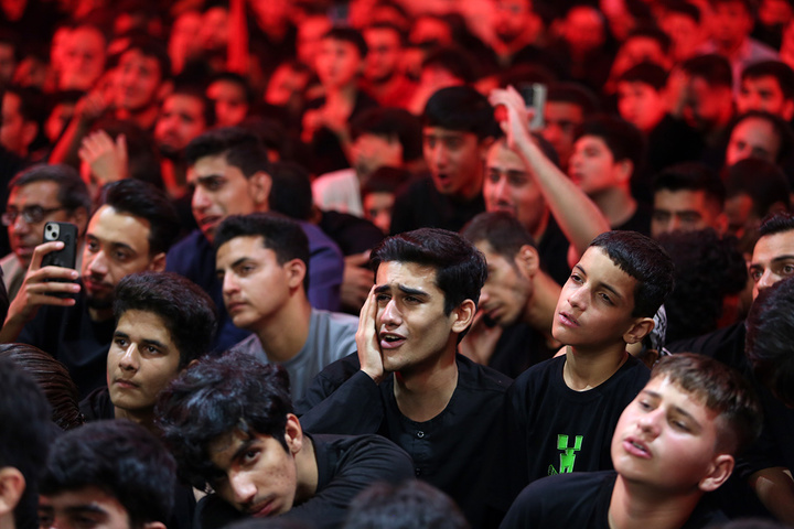 عزاداری پرشور نسل جوان در شب رحلت حضرت معصومه(س)