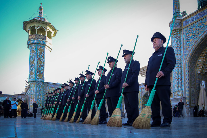 آیین جاروکشی خادمان حرم امام رضا(ع) در حرم حضرت معصومه(س)