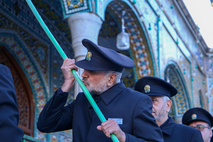 آیین جاروکشی خادمان حرم امام رضا(ع) در حرم حضرت معصومه(س)
