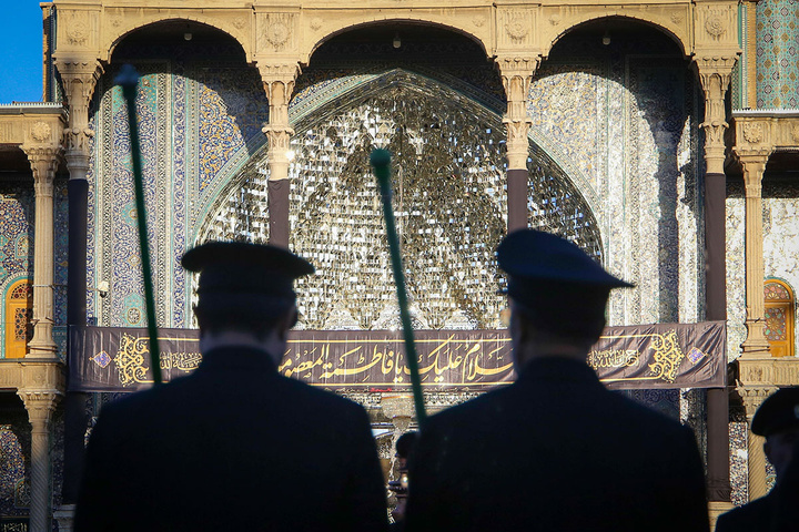 آیین جاروکشی خادمان حرم امام رضا(ع) در حرم حضرت معصومه(س)