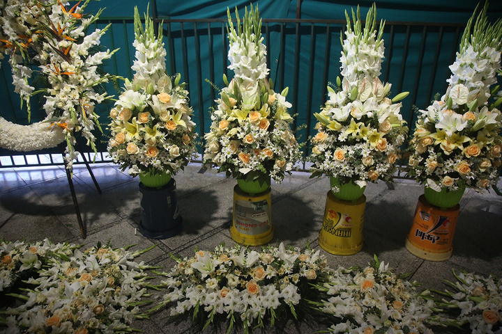 گل‌هایی که هم‌نوا با خدام برای بانوی کرامت خطبه می‌خوانند