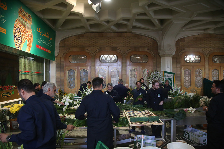 گل‌هایی که هم‌نوا با خدام برای بانوی کرامت خطبه می‌خوانند
