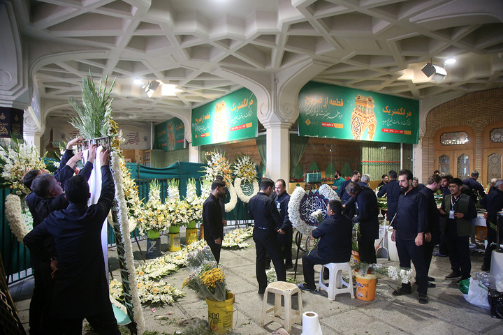 گل‌هایی که هم‌نوا با خدام برای بانوی کرامت خطبه می‌خوانند