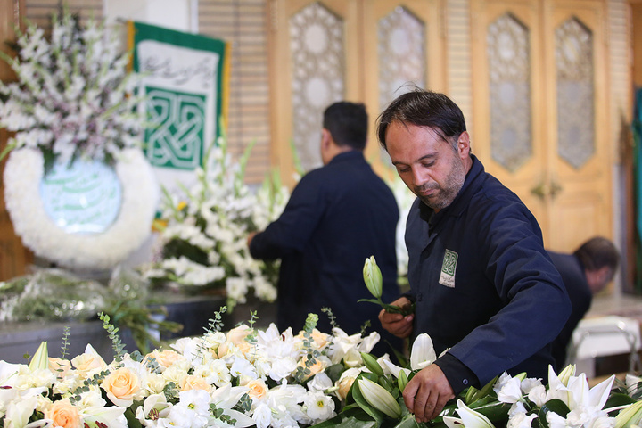 گل‌هایی که هم‌نوا با خدام برای بانوی کرامت خطبه می‌خوانند