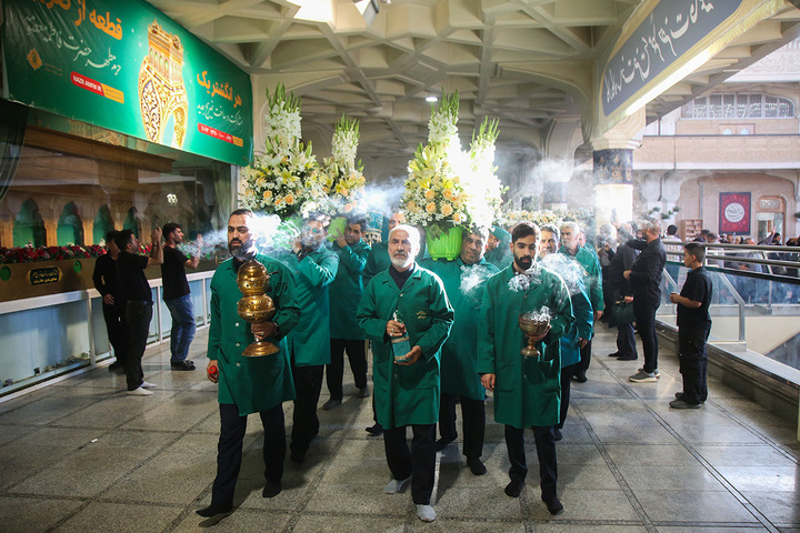 گل‌هایی که هم‌نوا با خدام برای بانوی کرامت خطبه می‌خوانند