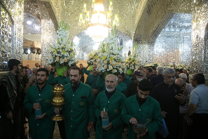 گل‌هایی که هم‌نوا با خدام برای بانوی کرامت خطبه می‌خوانند
