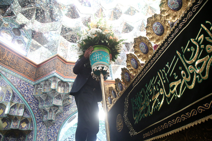 گل‌هایی که هم‌نوا با خدام برای بانوی کرامت خطبه می‌خوانند