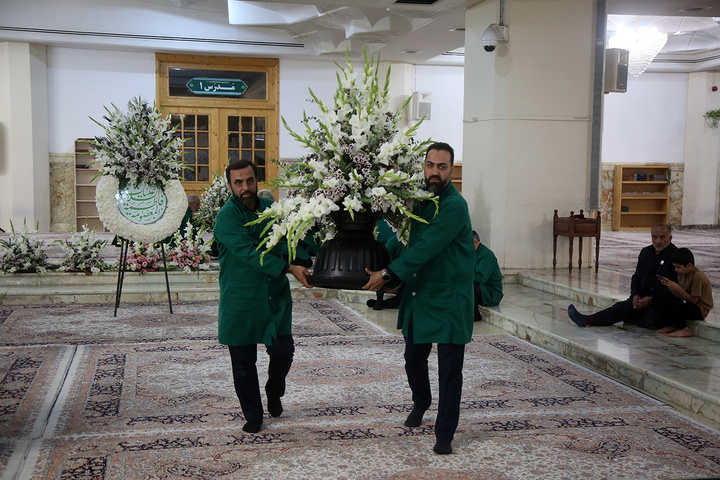 گل‌هایی که هم‌نوا با خدام برای بانوی کرامت خطبه می‌خوانند