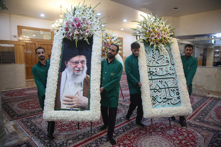 گل‌هایی که هم‌نوا با خدام برای بانوی کرامت خطبه می‌خوانند