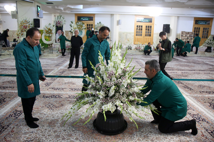 گل‌هایی که هم‌نوا با خدام برای بانوی کرامت خطبه می‌خوانند