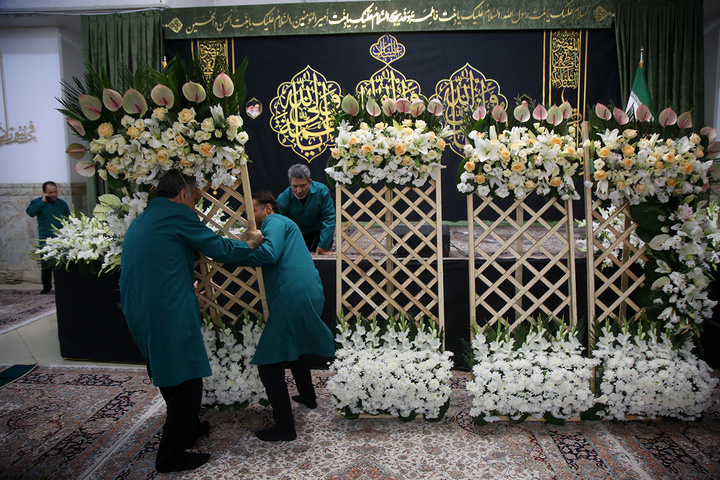 گل‌هایی که هم‌نوا با خدام برای بانوی کرامت خطبه می‌خوانند