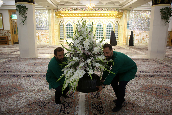 گل‌هایی که هم‌نوا با خدام برای بانوی کرامت خطبه می‌خوانند