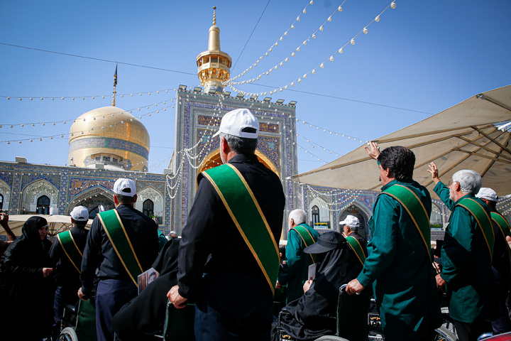 تشرف کاروان زیارتی معین الضعفا به حرم مطهر رضوی