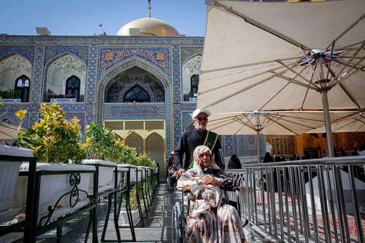 تشرف کاروان زیارتی معین الضعفا به حرم مطهر رضوی