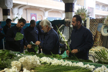 گل‌آرایی ضریح مطهر حرم بانوی کرامت با ۱۸۰ هزار شاخه گل طبیعی