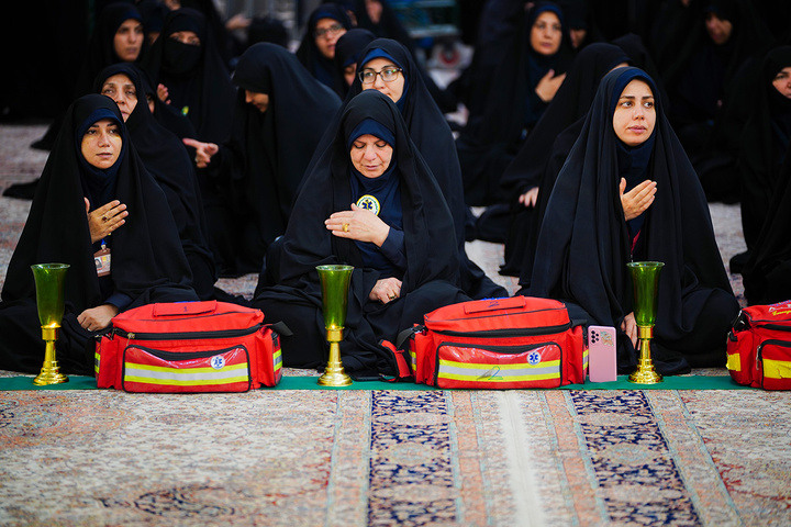 تصاویری متفاوت از آیین سنتی خطبه‌خوانی خدام در شام رحلت بانوی کرامت