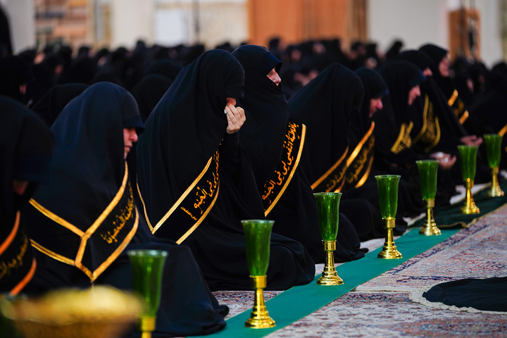 تصاویری متفاوت از آیین سنتی خطبه‌خوانی خدام در شام رحلت بانوی کرامت