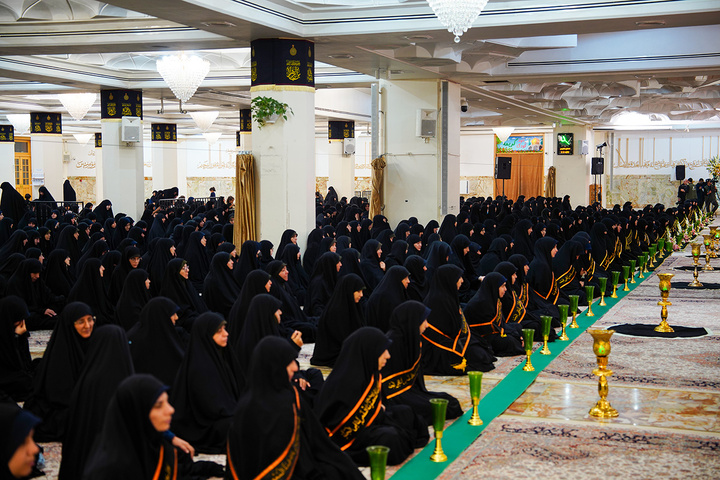 تصاویری متفاوت از آیین سنتی خطبه‌خوانی خدام در شام رحلت بانوی کرامت