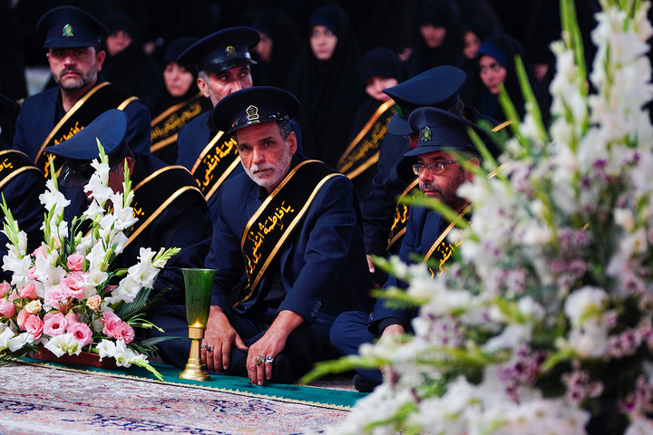 تصاویری متفاوت از آیین سنتی خطبه‌خوانی خدام در شام رحلت بانوی کرامت