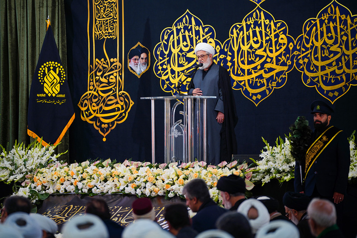تصاویری متفاوت از آیین سنتی خطبه‌خوانی خدام در شام رحلت بانوی کرامت