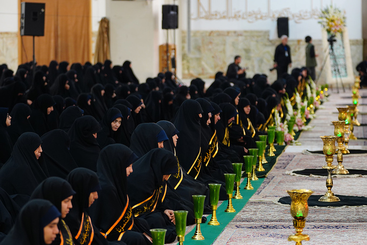 تصاویری متفاوت از آیین سنتی خطبه‌خوانی خدام در شام رحلت بانوی کرامت
