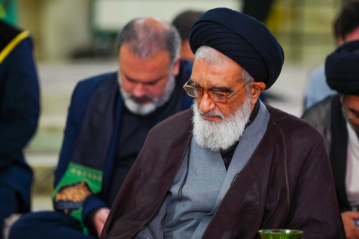تصاویری متفاوت از آیین سنتی خطبه‌خوانی خدام در شام رحلت بانوی کرامت