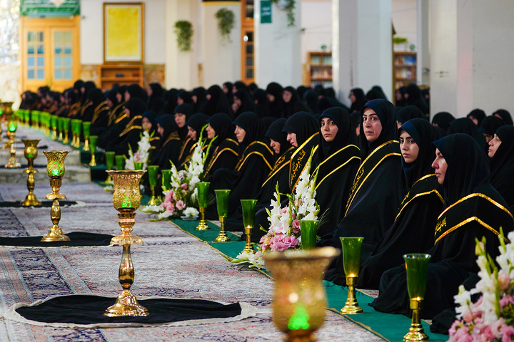 تصاویری متفاوت از آیین سنتی خطبه‌خوانی خدام در شام رحلت بانوی کرامت