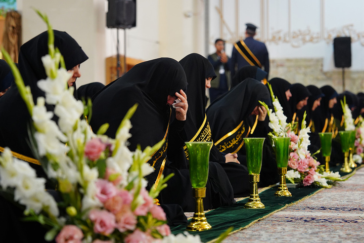 تصاویری متفاوت از آیین سنتی خطبه‌خوانی خدام در شام رحلت بانوی کرامت