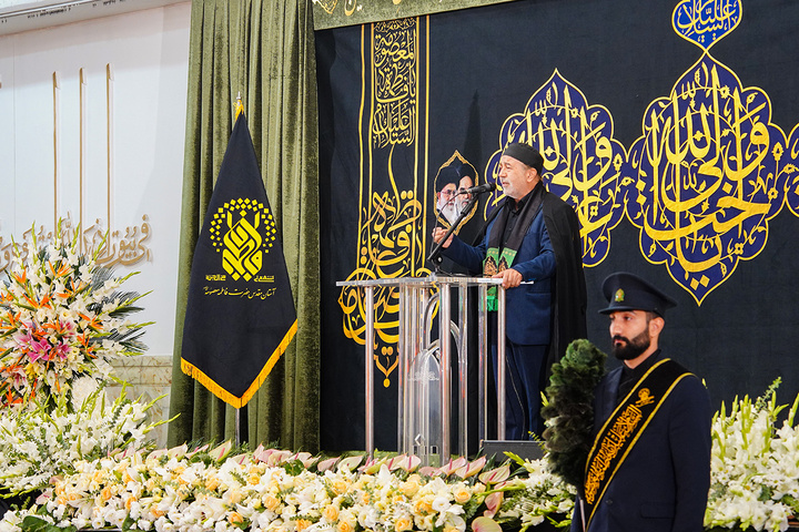تصاویری متفاوت از آیین سنتی خطبه‌خوانی خدام در شام رحلت بانوی کرامت