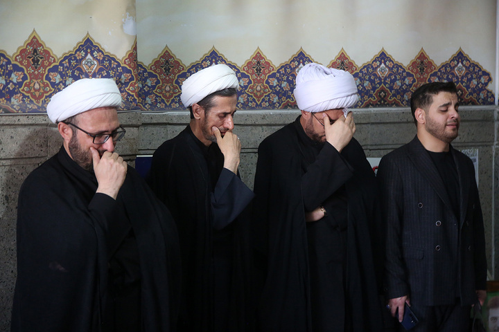 غبارروبی مزار شهدای مدفون در حرم حضرت معصومه (س) در هفته دفاع مقدس