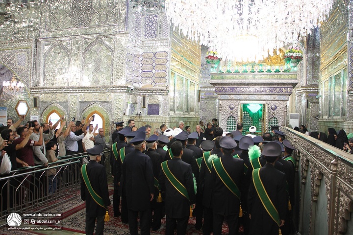 حضور خادمین آستان مقدس حضرت عبدالعظیم(ع) در آیین غبارروبی حرم مطهر حضرت احمد بن موسی الکاظم(ع)