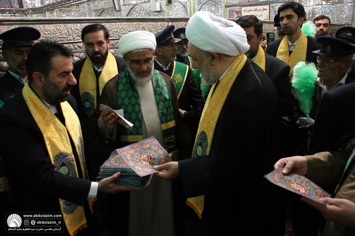 حضور خادمین آستان مقدس حضرت عبدالعظیم(ع) در آیین غبارروبی حرم مطهر حضرت احمد بن موسی الکاظم(ع)