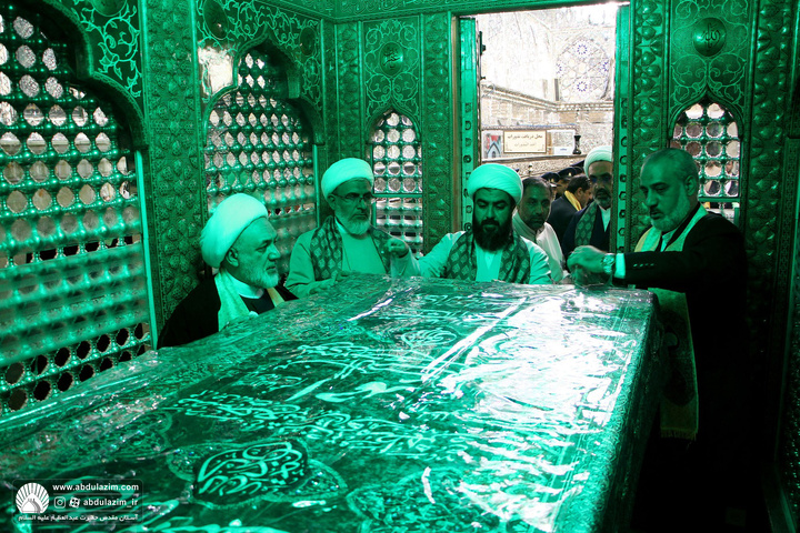 حضور خادمین آستان مقدس حضرت عبدالعظیم(ع) در آیین غبارروبی حرم مطهر حضرت احمد بن موسی الکاظم(ع)
