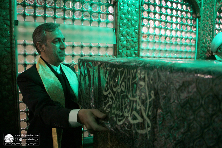 حضور خادمین آستان مقدس حضرت عبدالعظیم(ع) در آیین غبارروبی حرم مطهر حضرت احمد بن موسی الکاظم(ع)