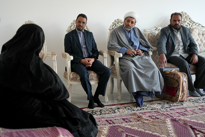دیدار مدیر پشتیبانی آستان قدس رضوی با خانواده شهید احمد صفرزاده